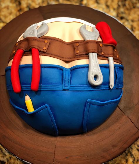 Plumber cake Plumber Cake, 18th Ideas, Sculpted Cakes, Cake Decorating Frosting, Birthday Cake Ideas, Special Cake, How To Make Cake, Cake Ideas, Frosting