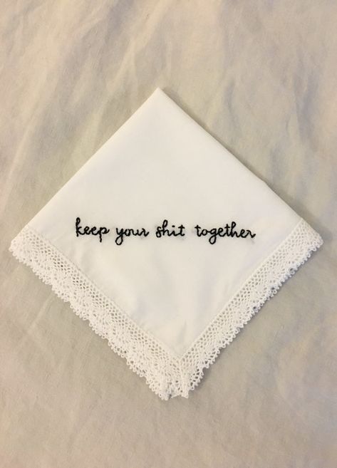 Handkerchief Embroidery, Bridal Handkerchief, Bride Vintage, Wedding Mother Of The Bride, Funny Embroidery, Bridesmaid Luncheon, Wedding Hankies, Cadeau Parents, Mother Of The Bride Gift