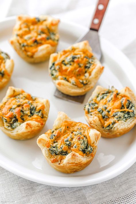 Spinach Dip Puff Bites - #appetizer #recipe #spinach #eatwell101 - These spinach dip puff appetizers made into a muffin tin are the perfect party appetizer for the holidays﻿! - #recipe by #eatwell101® Chorizo Appetizer, Roasted Shrimp Recipes, Spicy Deviled Eggs, Baked Teriyaki Chicken, Christmas Appetizers Easy, Queso Cheddar, Christmas Recipes Appetizers, Baked Bacon, Appetizer Ideas