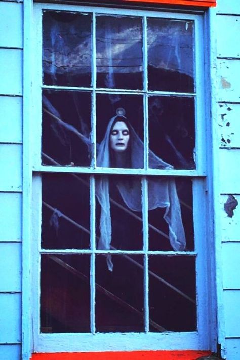 Halloween Window Decor, Window Decorating Ideas, Diy Halloween Window, Spooky Window, Window Decor Ideas, Zombie Halloween Decorations, Halloween Window Display, Halloween Window Silhouettes, Deco Halloween