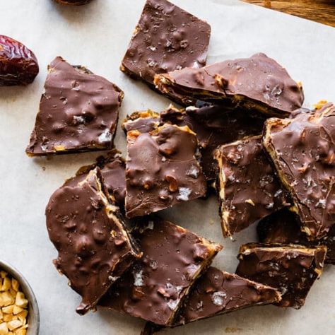 Healthy Snickers Bar, Date Peanut Butter, Caramel Bark, Healthy Snickers, Salted Caramel Recipes, Snickers Candy Bar, Eating Bird Food, Healthy Candy, Simply Quinoa