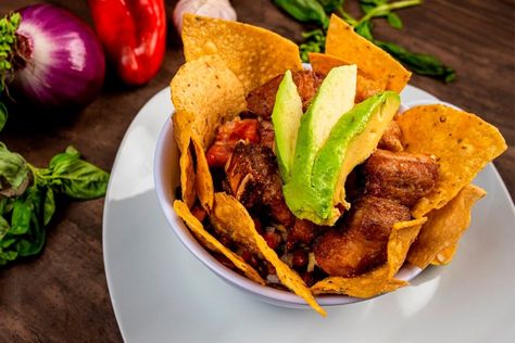 El chifrijo es un platillo tradicional de Costa Rica que combina ingredientes como frijoles, chicharrón, arroz y pico de gallo, entre otros. Costa Rica