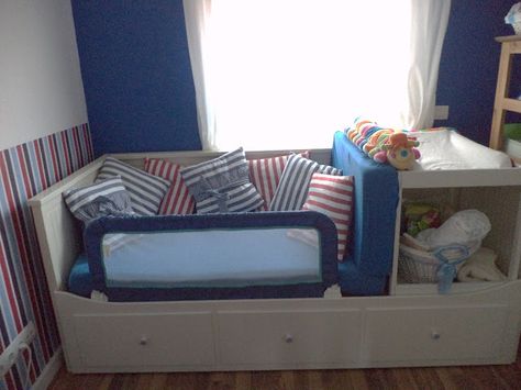 IKEA Hackers: Guest bed makes space for baby changing table Ikea Hemnes Daybed, Ikea Daybed, Hemnes Bed, Cama Ikea, Daybed Room, Painted End Tables, Daybed Design, Baby Changing Table, Baby Changing Tables