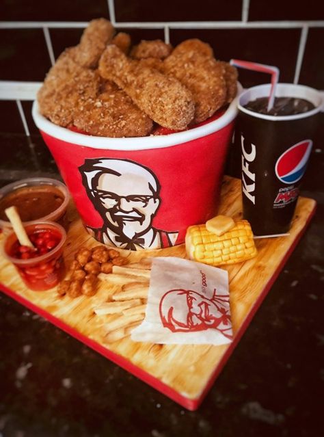 Kfc Cake, Fast Food Meals, Cheesy Chips, Sugar Addict, Restaurant Recipes Famous, Cheesecake Factory Recipes, Chicken Cake, Realistic Cakes, Food Meals