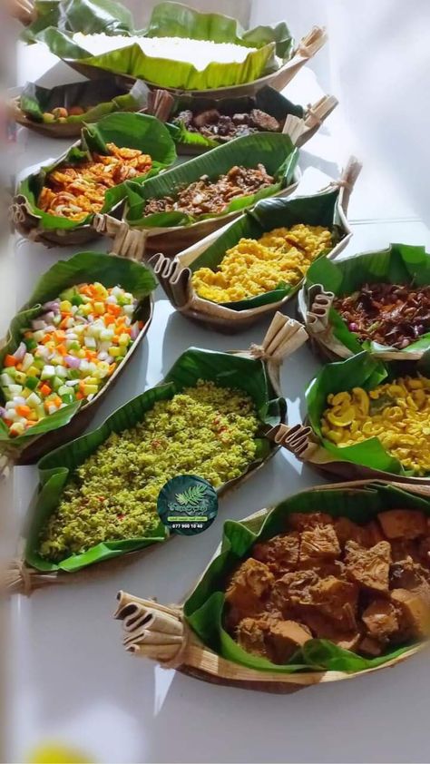 African Catering Ideas, Food Arrangement Ideas Simple, Kamayan Feast Ideas, Jungle Food Ideas Safari Theme, Banana Leaf Rice, Indian Wedding Food, Indian Food Catering, Wedding Buffet Food, Catering Food Displays