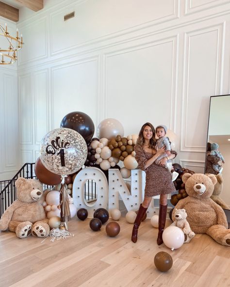 Baby One Year Birthday Themes, 1year Birthday Ideas, 1 Year Baby Boy Birthday Decoration, Bear First Birthday, 1st Birthday Boy Decorations Ideas, Birthday Boy Decoration Ideas, Birthday One Year Boy, One Birthday Boy Theme, Neutral First Birthday Party