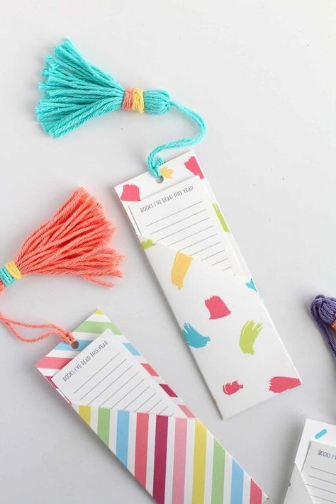 This easy DIY bookmark idea is the perfect craft to keep you reading. The book list inside helps you keep a list of all your favorite reads as you finish them. All you need is the template (free on the blog) and some of your favorite yarn! Take your pick from three custom patterned paper, cut out, fold, glue and you're ready to start reading. Perfect as a summer project you can create in less than 10 minutes. Desain Merek, Homemade Bookmarks, Handmade Bookmarks Diy, Penanda Buku, Bookmark Ideas, Idee Cricut, Handmade Bookmarks, Creative Bookmarks, Bookmark Craft