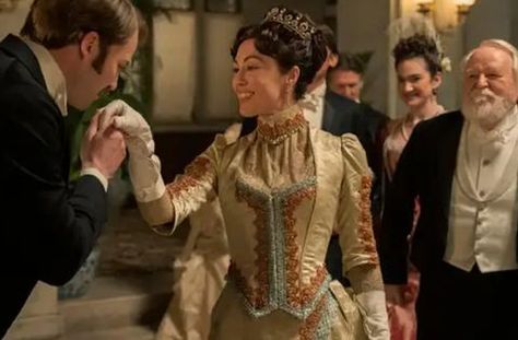 Mrs. Russell hosts the Duke of Buckingham and Ada prepares for her nuptials as The Gilded Age approaches its halfway mark in Season 2. Blake Ritson, Gilded Age Fashion, Ugly Dresses, Julian Fellowes, Chicago History Museum, The Gilded Age, Silver Gown, Gold Gown, And Peggy