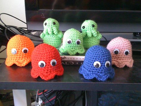 Crocheted Pac Man Ghosts and Cthulhus I made for Halloween favors this year.    The cthulhus are from the book Creepy Cute Crochet.    Ghost pattern: http://agamerswife.blogspot.com/2011/10/pac-man-ghosts-pattern.html Crochet Pacman Ghost, Crochet Pacman, Creepy Cute Crochet, Pacman Ghosts, Ghost Crochet Pattern, Ghost Crochet, Pacman Ghost, Crochet Ghost, Crochet Keychains