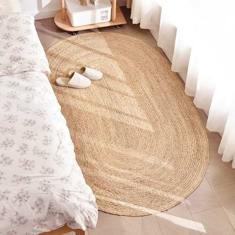 none Rattan Rug Bedroom, Beach House Carpet Ideas, Beach House Carpet, Rattan Carpet, Rattan Rug, 2023 Bedroom, Straw Rug, Rattan Weaving, Beachy Room