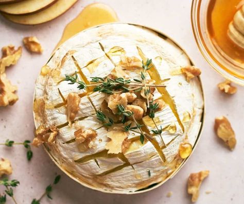 Brie In Oven, Easy No Meat Dinner Recipes, Brie Recipes Easy, Easy Baked Brie Recipe, Easy Thanksgiving Recipes Appetizers, Meat Dinner Recipes, Dinners For The Whole Family, Easy Baked Brie, Baked Brie Cheese