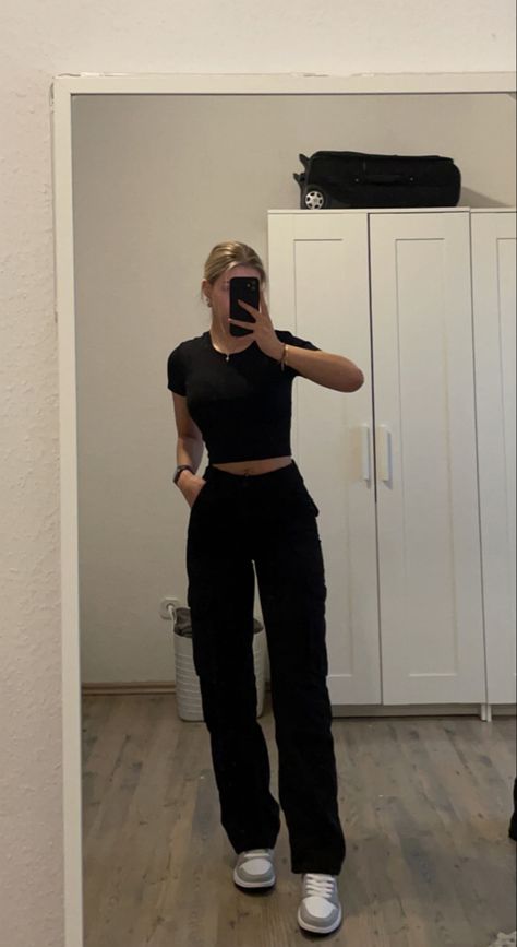 Basic Outfit inspo @joyborn on instagram Cargo Outfits Women, Black Cargos, Basic Girl Outfit, Cargo Outfit, Fits Aesthetic, Uni Outfits, Thrifted Outfits, Quick Outfits, Hip Hop Outfits