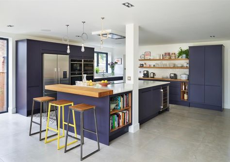 Dark Blue Kitchens, Wooden Worktops, Purple Kitchen, Freestanding Kitchen, Ge Appliances, Deco Originale, Island With Seating, Kitchen Island Design, Family Kitchen