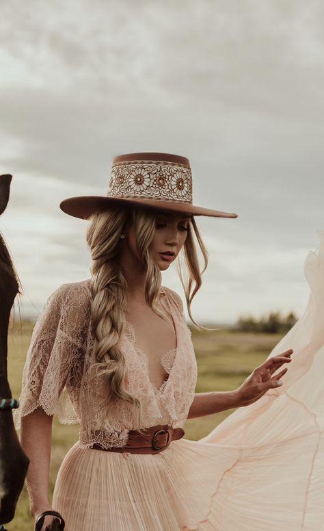 Cowgirl Wedding Dress, Country Glam, Cowgirl Vintage, Outfit Country, Western Themed Wedding, Country Outfit, Wedding Dresses Ideas, Cowgirl Wedding, Classy Cowgirl