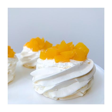 Sugar Defined on Instagram: “light, melt-in-your-mouth pavlova topped with freshly whipped cream, and juicy peaches” Pavlova Dessert, Peach Desserts, Just Peachy, Pavlova, Gluten Free Baking, Gluten Free Desserts, Whipped Cream, Cream, Cake