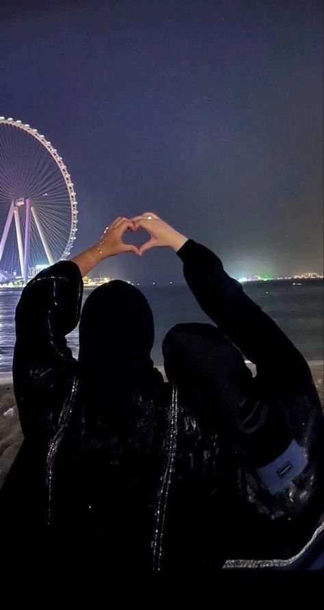 Best Friend Pictures Tumblr, Female Friendship, Best Friend Photoshoot, Muslim Women Fashion, Girl's Back, Muslimah Aesthetic, Group Pictures, Cute Love Images, Best Friend Goals