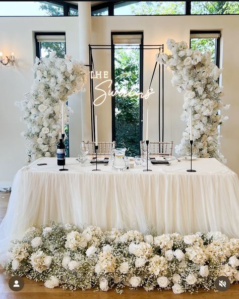 Bride And Groom Table Ideas Elegant, Glamour Wedding Decorations, Bride And Groom Reception Table, White Wedding Decor Elegant, Bride And Groom Table Ideas, Pedestal Flower Arrangements, Head Table Florals, Sweethearts Table, Sweetheart Table Ideas