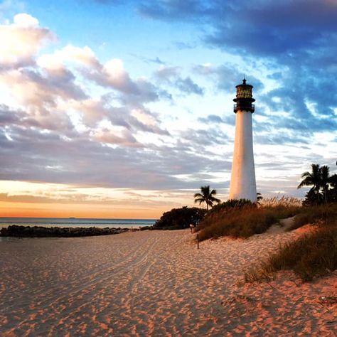 Enjoy Sweeping Views Of The Atlantic Ocean From This Florida State Park Bill Baggs Cape Florida State Park, Cape Florida Lighthouse, Key Biscayne Florida, Florida Attractions, Florida Camping, Usa Florida, Florida State Parks, Key Biscayne, Birthday Trip