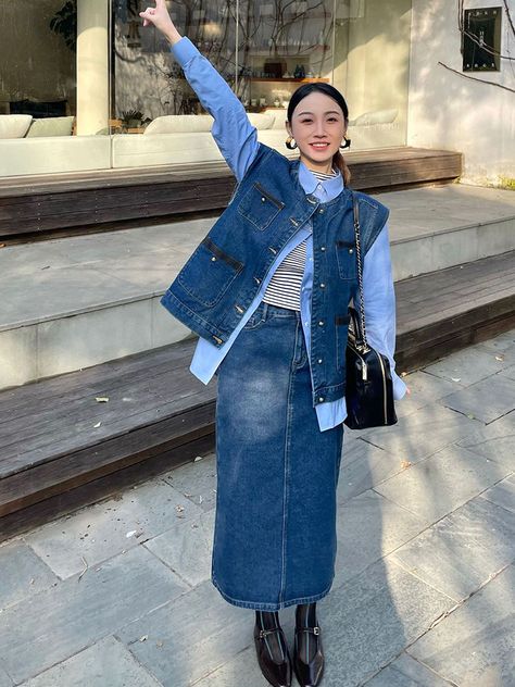 Denim Vest Shirt Outfit, Denim Vintage Outfit, Blue Denim Vest Outfit, Oversized Denim Vest Outfit, Denim Outfit Hijab, 80s Fashion Denim, Vest Outfits Aesthetic, Denim Vest Outfit, Layered Outfit