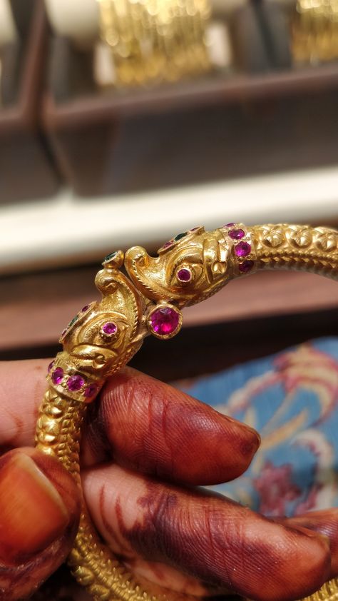 Rajput Jewellery, Gold Kada, Elephant Bangle, Kids Gold Jewelry, Royal Jewellery, Gold Bangles Indian, Bangle Design, Gold Jewels Design, Gold Bangles For Women