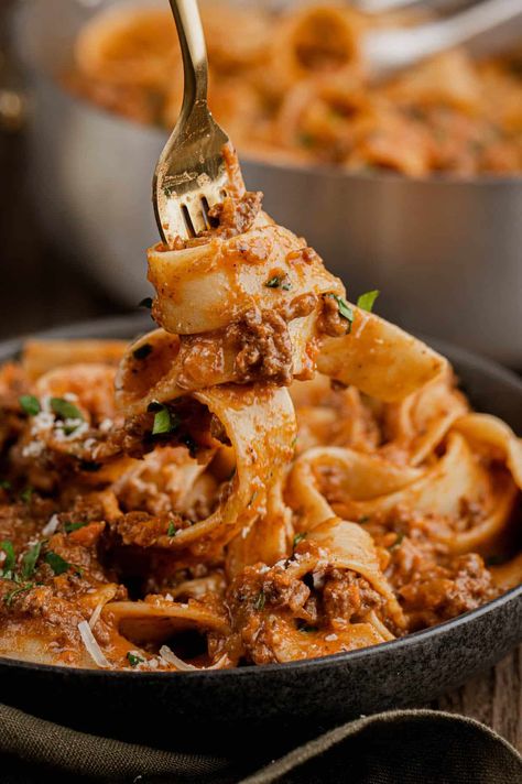 Bolganese Pasta, Italian Bolognese Sauce Authentic, Pappardelle Recipes, Classic Bolognese, Bolognese Sauce Authentic, Homemade Bolognese Sauce, Homemade Bolognese, Bolognese Sauce Recipe, Ragu Sauce