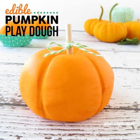 Pumpkin Play Dough (make these cute little pumpkins with edible play dough!) (for the kids) Easy Halloween Party Crafts, Pumpkin Play Dough, Edible Kids Crafts, Pumpkin Play, Edible Play Dough Recipe, Halloween Party Craft, Edible Playdough, Thanksgiving Kids Table, Fun Halloween Treats