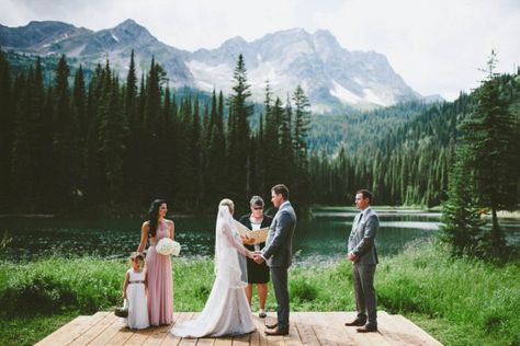 Intimate mountain ceremony by the lake | Photo by Dallas Kolotylo Photography via http://junebugweddings.com/wedding-blog/intimate-mountain-wedding-island-lake-lodge/ Wedding Spots, Mountain Wedding Photos, Mountains Forest, Intimate Wedding Venues, California Destinations, Mountain Wedding Colorado, Island Lake, Lake Photos, Lake Lodge