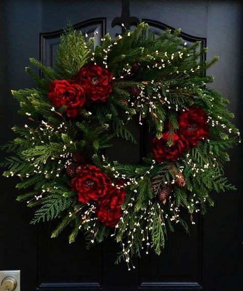 Burgundy And Red Christmas Decor, Christmas Tree With Roses Decoration, Roses Christmas Decor, Christmas Door Reefs, Wedding Christmas Wreath, Red Rose Christmas Decor, Rose Christmas Wreath, Christmas Tree Flower Decorations, Christmas Tree With Red Roses