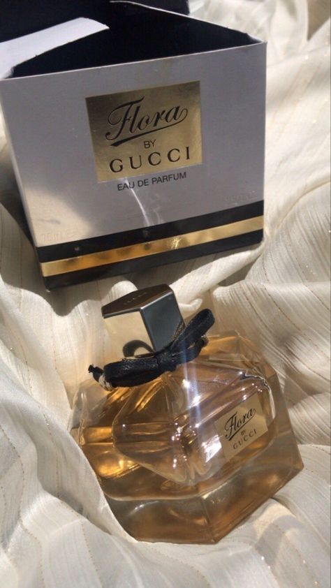 𝖿𝖾𝗇𝖽𝗂𝗂𝖽𝗈𝗅𝗅🥢. Parfum Gucci, Flora Gucci, Gucci Perfume, 17th Birthday Gifts, Perfume Display, Avon Products, Snap Chat, Perfectly Posh, Perfume Scents