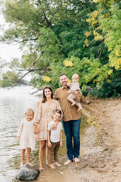 Mom, dad and three kids smiling during Excelsior Beach Family pictures. 3 Kid Family Photoshoot, Family Photo At Beach, Family With 3 Kids Photoshoot, Dad And 3 Kids Photoshoot, Family Photoshoot 4 Kids, Three Kids Photoshoot Poses, Three Kids Photoshoot, Family Photos Three Children, Family Pictures With 3 Kids