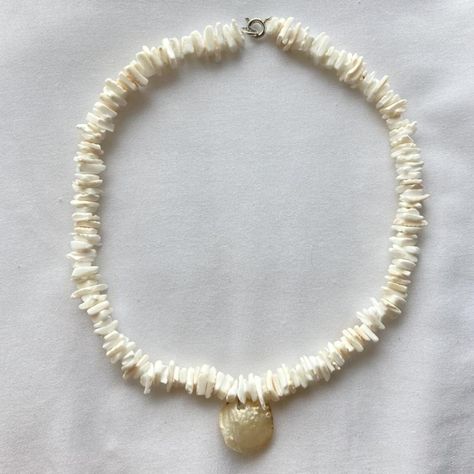 Puka seashell necklace Hawaiian style White... - Depop Hawaiian Beaded Necklace, Hawaiian Necklace, Wardrobe Wishlist, Seashell Necklace, White Necklace, Hawaiian Style, Necklace Boho, Boho Beach, Sea Shells