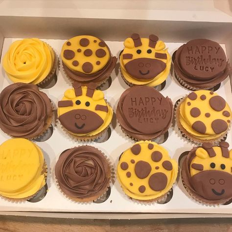 Giraffe Cupcakes Ideas, Fondant Giraffe, Giraffe Birthday Cakes, Giraffe Cupcakes, Levi Birthday, Animal Fondant, Safari Cupcakes, Giraffe Cake, Giraffe Colors