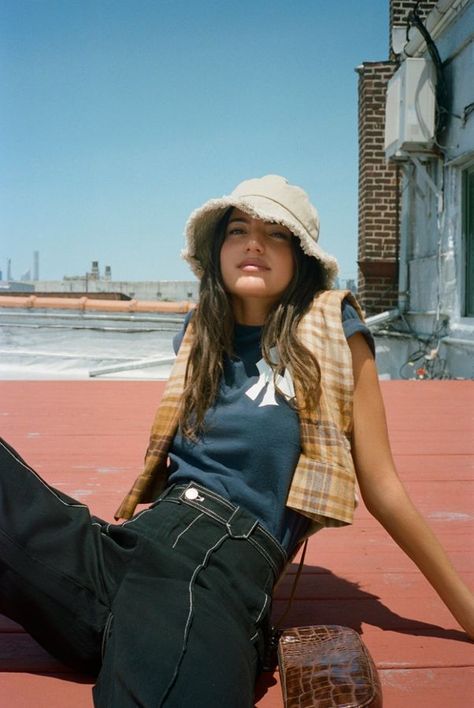 Skater Photoshoot, Streetwear Photoshoot, Bucket Hat Outfit, Hat Outfit, Beauty Photoshoot, Summer Photoshoot, Shop Accessories, Outfits With Hats, Foto Pose