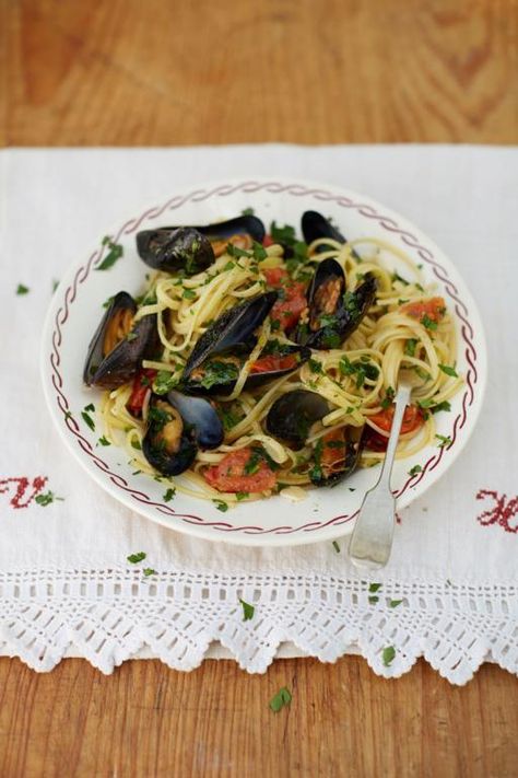 grandad's mussel linguine (linguine con cozze di nonno) | Jamie Oliver | Food | Jamie Oliver (UK) Jamie Oliver Pasta, Pasta With Mussels, Mussels Recipe, Linguine Pasta, Jamie Oliver Recipes, Risotto Recipes, Easy Italian, Gluten Free Pasta, Tamarindo