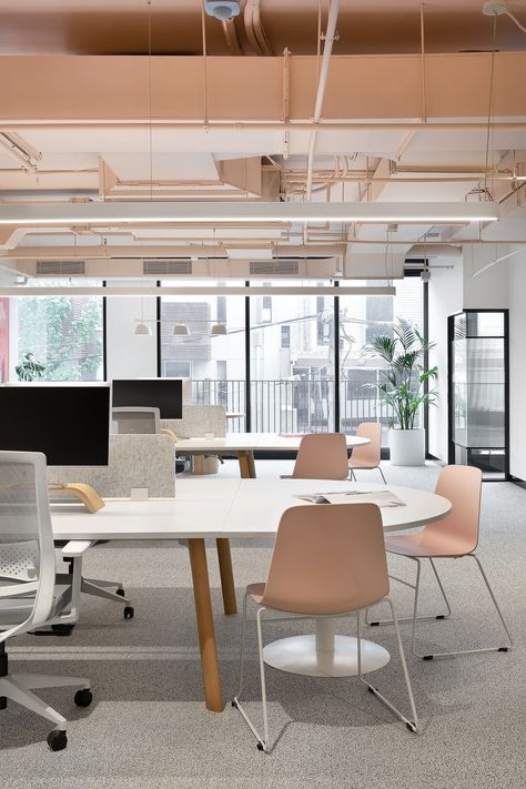 Open Office Interior Design, Corporate Office Design Workspaces, Tesla Office, Office Interior Design Creative, Office Startup, Coworking Office Design, Startup Office Design, Open Workspace, Workstations Design