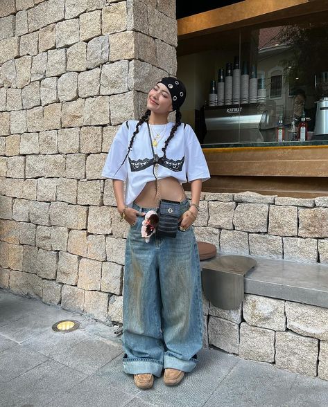 Baggy Cuffed Jeans, Y2k Outfits Baggy, Baggy Shirt Outfit, Cuffed Jeans Outfit, Outfits With Baggy Jeans, Runway Fashion Outfits, Berlin Fashion Street, Outfits Baggy, Head Scarf Styles