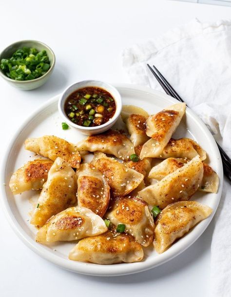 Gyozas au poulet Gyoza Sauce, Gyoza Recipe, Japanese Gyoza, Chicken Sushi, Chicken Gyoza, Wonton Wrapper Recipes, Chicken Taco Recipes, Chicken Drumstick Recipes, Ground Chicken Recipes