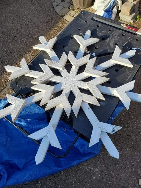 Leftover Trim Projects Diy, How To Make Wooden Snowflakes, Large Snowflakes Diy Outdoor, Diy Large Wooden Snowflake, Giant Wood Snowflakes Diy, Large Wooden Snowflakes, Wooden Snowflakes Diy How To Make, Outdoor Snowflakes Diy, Wood Snowflake Ornaments Diy