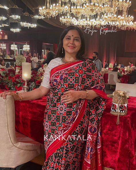 Anju effortlessly styled her Red & Green Patan Patola Ikat Silk saree with a white blouse and statement jewelry, highlighting the classic pattern and vibrant colors of the saree. Her stunning appearance is a testament to the beauty of this timeless fabric and the skill of the weavers who bring it to life. #queenofkankatala #clientdiaries #kankatala #kankatalasarees #queenofsarees #weavesofindia #sareelove #sareefashion White Blouse Designs Latest, Patan Patola Saree Blouse, White Blouse Designs, Saree White, Patola Saree, Fancy Blouse, Fancy Blouses, Blouse Designs Latest, Fancy Blouse Designs