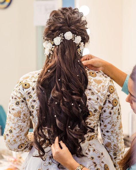 Open Hair Curls, Navratri Hairstyles, Wedding Hairstyles Easy, Bridal Hairdos, Pretty Bun, Engagement Hairstyle, Open Hairstyle, Reception Hairstyles, Lehenga Hairstyles