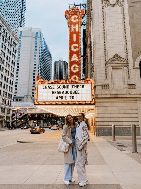 Picture inspo in front of the chicago theatre Chicago Theater Pictures, Theater Pictures, Chicago Theatre, Chicago Theater, Theatre Shows, Stylish Photo, Pics Inspo, Stylish Photo Pose, Photo Pose