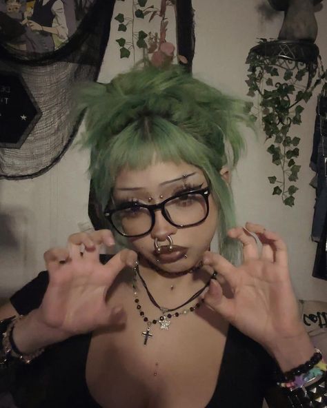 Hairstyles For Short Hair Goth, Mini Bangs Hairstyle, Short Goth Bangs, Stretched Septum Aesthetic, Scene Black Woman, Curly Punk Hairstyles, Alt Hair Color Ideas, Goth Haircut, Alt Hair