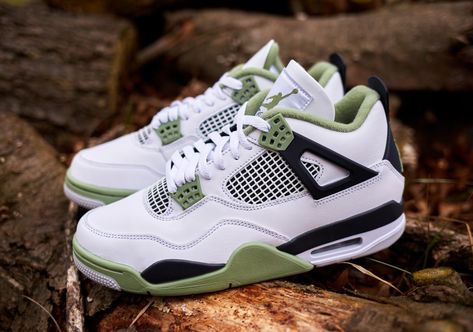 Jordan 4 Retro Seafoam, Nike Air Jordan Shoes, Pretty Shoes Sneakers, Jordan Shoes Retro, All Nike Shoes, Shoe Wishlist, Shoes Stand, Nike Air Jordans, Jordan 4 Retro