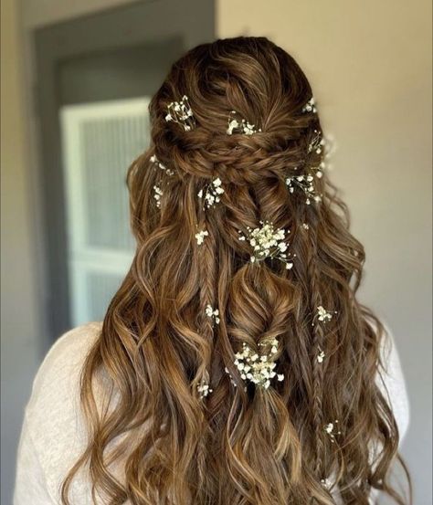 Lehenga Hairstyles Ideas, Messy Ponytail Hairstyles, Reception Hairstyles, Lehenga Hairstyles, Mehndi Hairstyles, Event Hairstyles, Floral Wedding Hair, Engagement Hairstyles, Indian Wedding Hairstyles