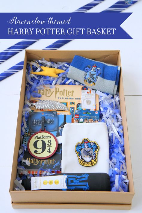 DIY harry potter gift basket (and tons of HP gift ideas) Ravenclaw Diy Crafts, Harry Potter Christmas Gift Ideas, Harry Potter Diy Gifts Birthday, Harry Potter Gift Ideas Diy Birthday, Harry Potter Box Diy, Harry Potter Gifts Ideas, Harry Potter Present Ideas, Harry Potter Diy Gifts, Harry Potter Gift Ideas Diy