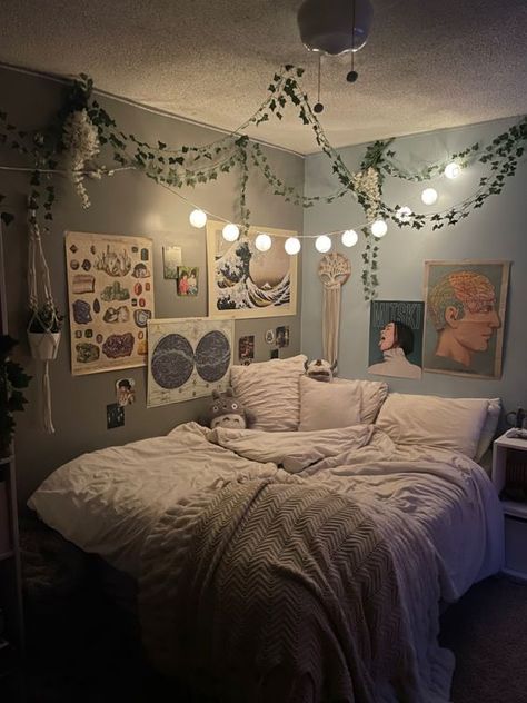 Fairy Lights In Room Bedroom Ideas, Bedroom Ideas Floor Bed, Room Ideas Cozy Comfy, Down Town Room Ideas, Dark Comfy Bedroom, Bedroom Goals Dream Rooms Inspiration, Room Ideas Aesthetic Cozy Vintage, Comfy Room Ideas Bedrooms, Fairy Core Room Aesthetic