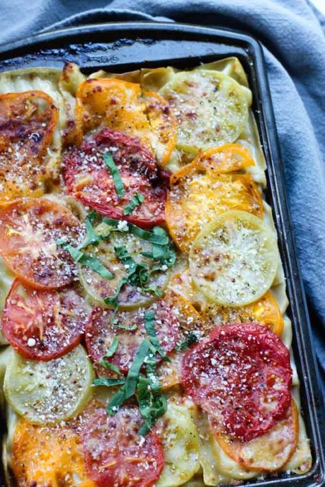 Tomato Lasagna, Ground Turkey Pasta, Healthy Lasagna, Lasagna Recipes, Caprese Pasta Salad, Traditional Lasagna, Caprese Pasta, Baked Tomatoes, Heirloom Tomato