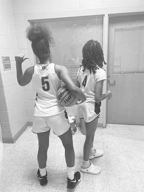 0.5 Basketball Pics, Tanya Core, Basketball Ground, Basketball Girls Outfits, Recreate Pics, Basketball Pictures Poses, Basketball Aesthetic, Basketball Girl, Basketball Hairstyles