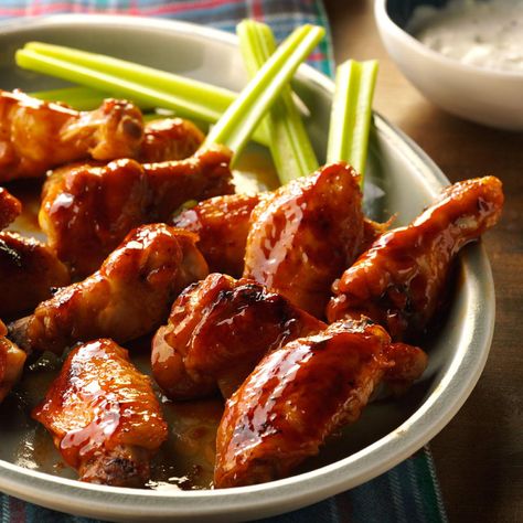 Sriracha Chicken Wings, Glazed Chicken Wings, Sriracha Chicken, Chicken Wings Recipe, Honey Bbq, Wings Recipe, Baked Chicken Wings, Glazed Chicken, Chicken Wing Recipes