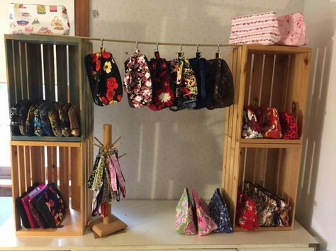 Craft Fair Purse Display Ideas, Craft Show Purse Display, Display For Purses Craft Fairs, Handbag Display Ideas Craft Fairs, Indoor Craft Market Stall Ideas, Craft Stall Set Up, Purse Display Ideas For Craft Shows, Clothing Market Stall, Craft Market Stall Ideas